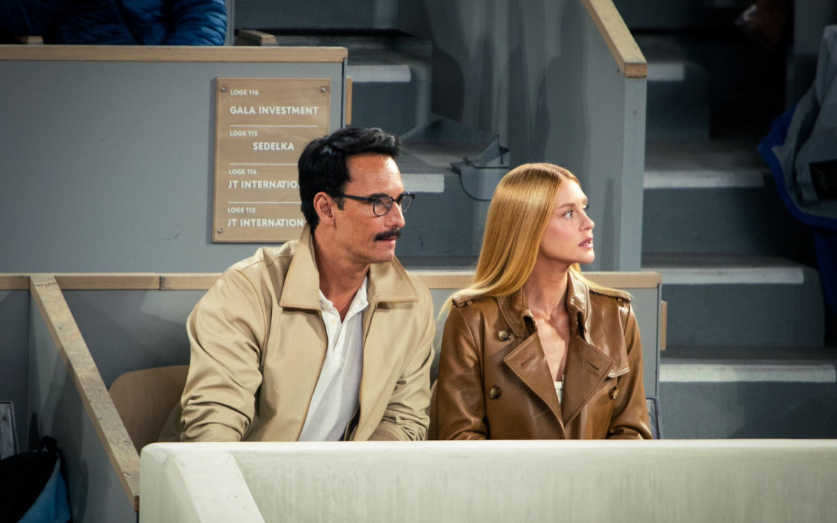 Marina Ruy Barbosa e Rodrigo Santoro assistem a partida de tênis na França