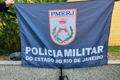 PM apreende réplica de fuzil e 893 trouxinhas de maconha em Queimados