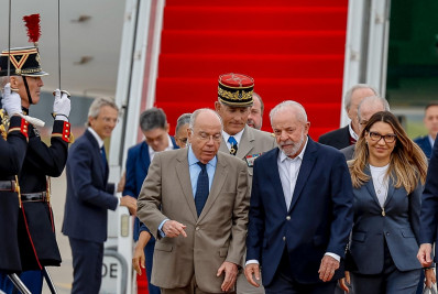 Lula chega a Paris para visita de Estado e encontro com empresários