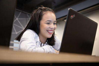 Programa oferece formação gratuita em tecnologia para  jovens mulheres