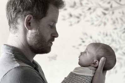 Príncipe Harry surge com a filha no colo em foto rara da família