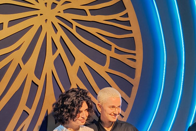 Filha de Débora Bloch comenta repercussão do casamento com cantora