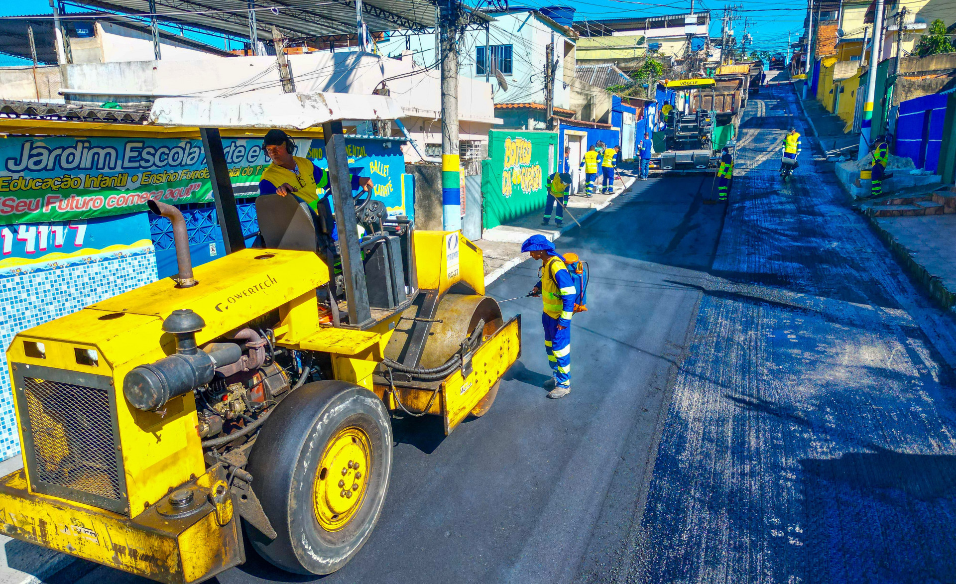 Equipes do Governo do Estado realizaram a coloca&ccedil;&atilde;o do novo asfalto na Rua S&atilde;o Pedro, no Morro Santa Helena - Gilberto Rocha/ PMSJM