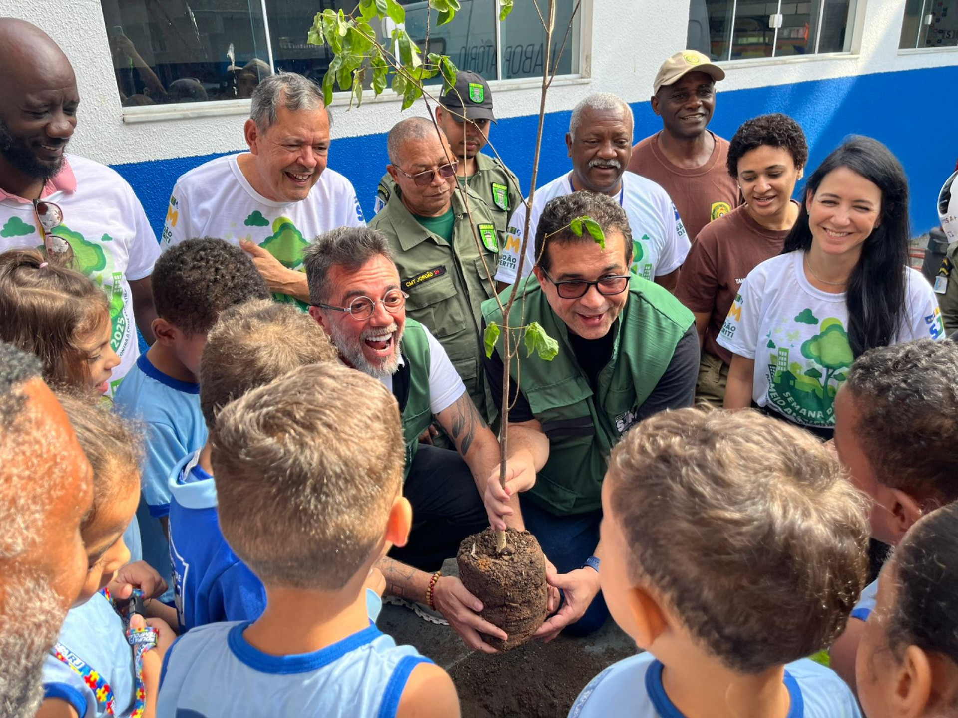 O secretário municipal Antonio Marcos Barreto plantou um ipê amarelo e hortaliças com alunos da escola - Maria Carolina de Souza/ PMSJM