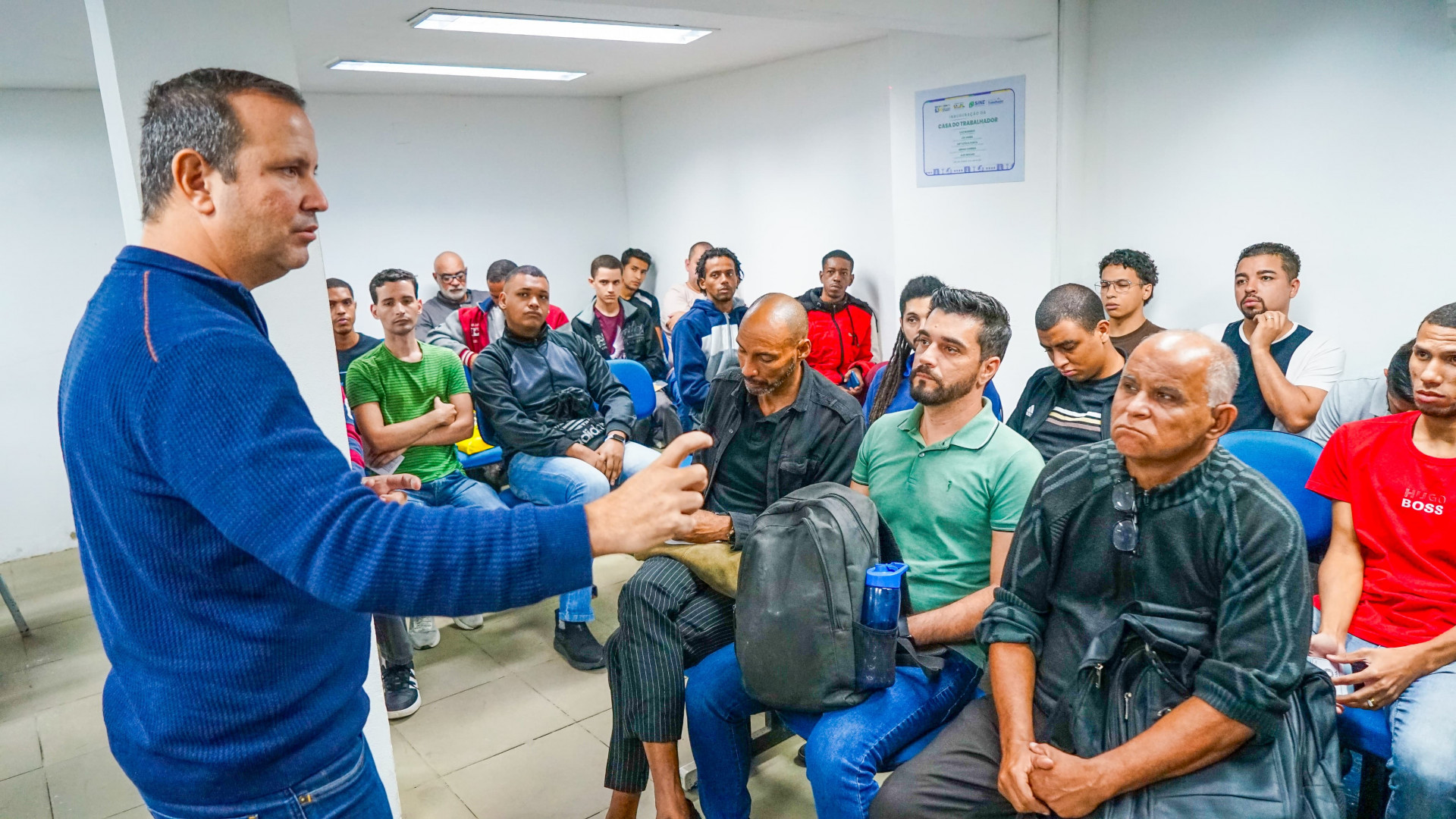 O secret&aacute;rio municipal Bruno Correia (Trabalho e Renda) conversou com os candidatos do Mercado Livre na Casa do Trabalhador - Gilberto Rocha/ PMSJM