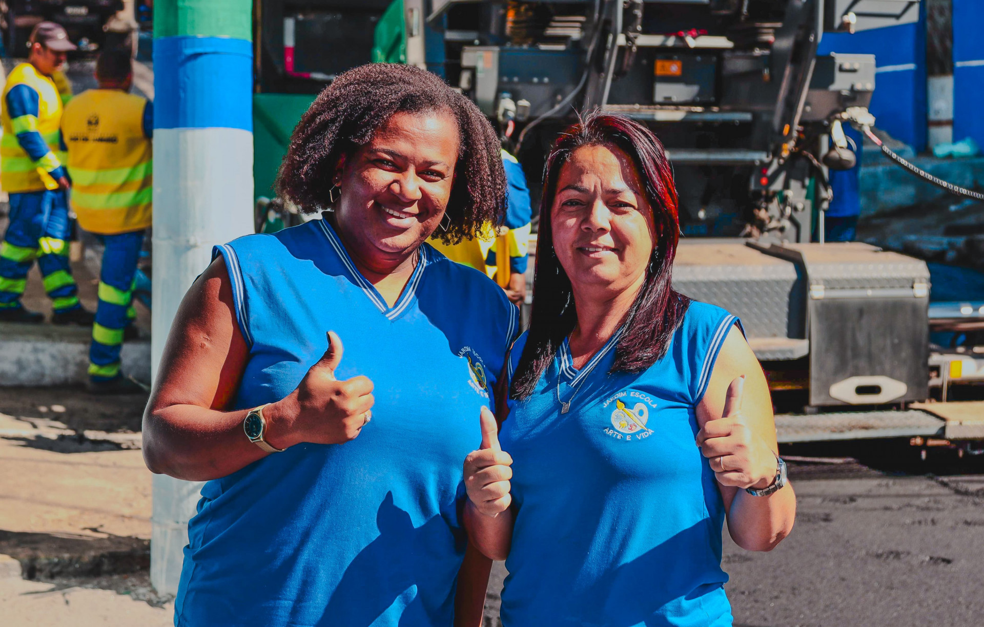 As moradoras do bairro, Aline Neves e V&acirc;nia Amorim, comemoraram a chegada das melhorias  - Gilberto Rocha/ PMSJM