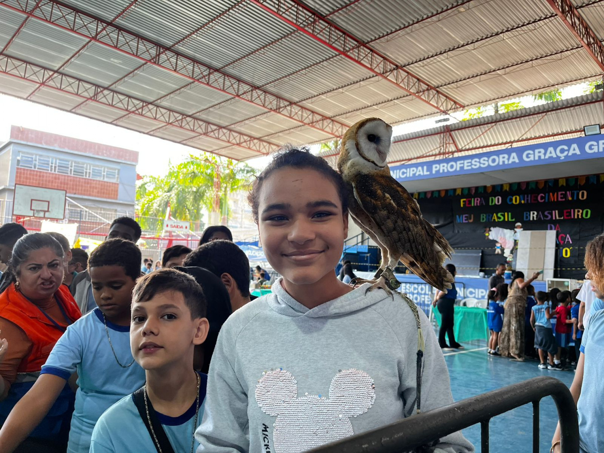 A aluna Sophia Vict&oacute;ria, de 12 anos, se encantou com a coruja-de-igreja do Recanto dos Bichos  - Sabryna Delfim/ PMSJM