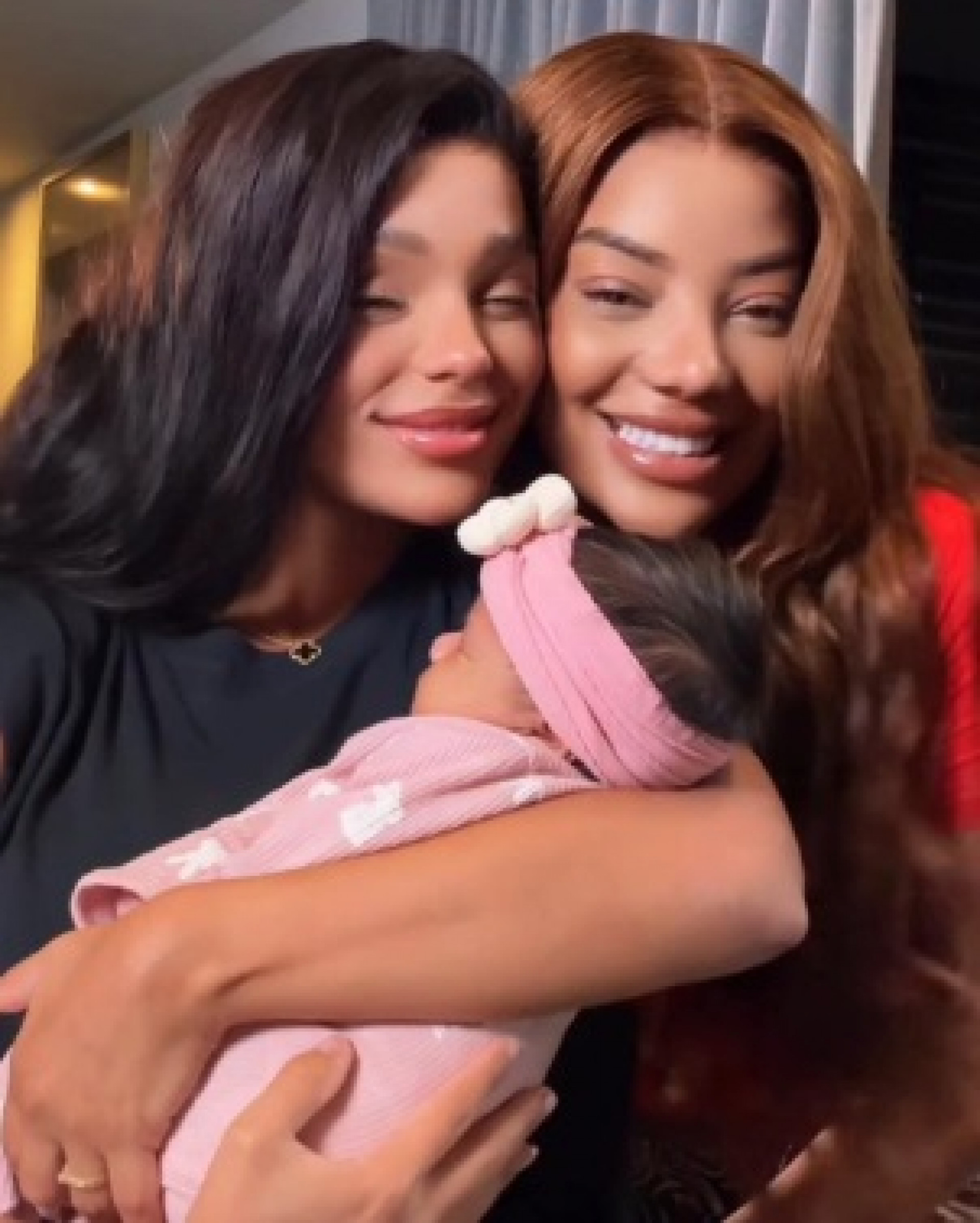 Brunna Gonçalves e Ludmilla posaram com a filha  - Reprodução/Instagram 