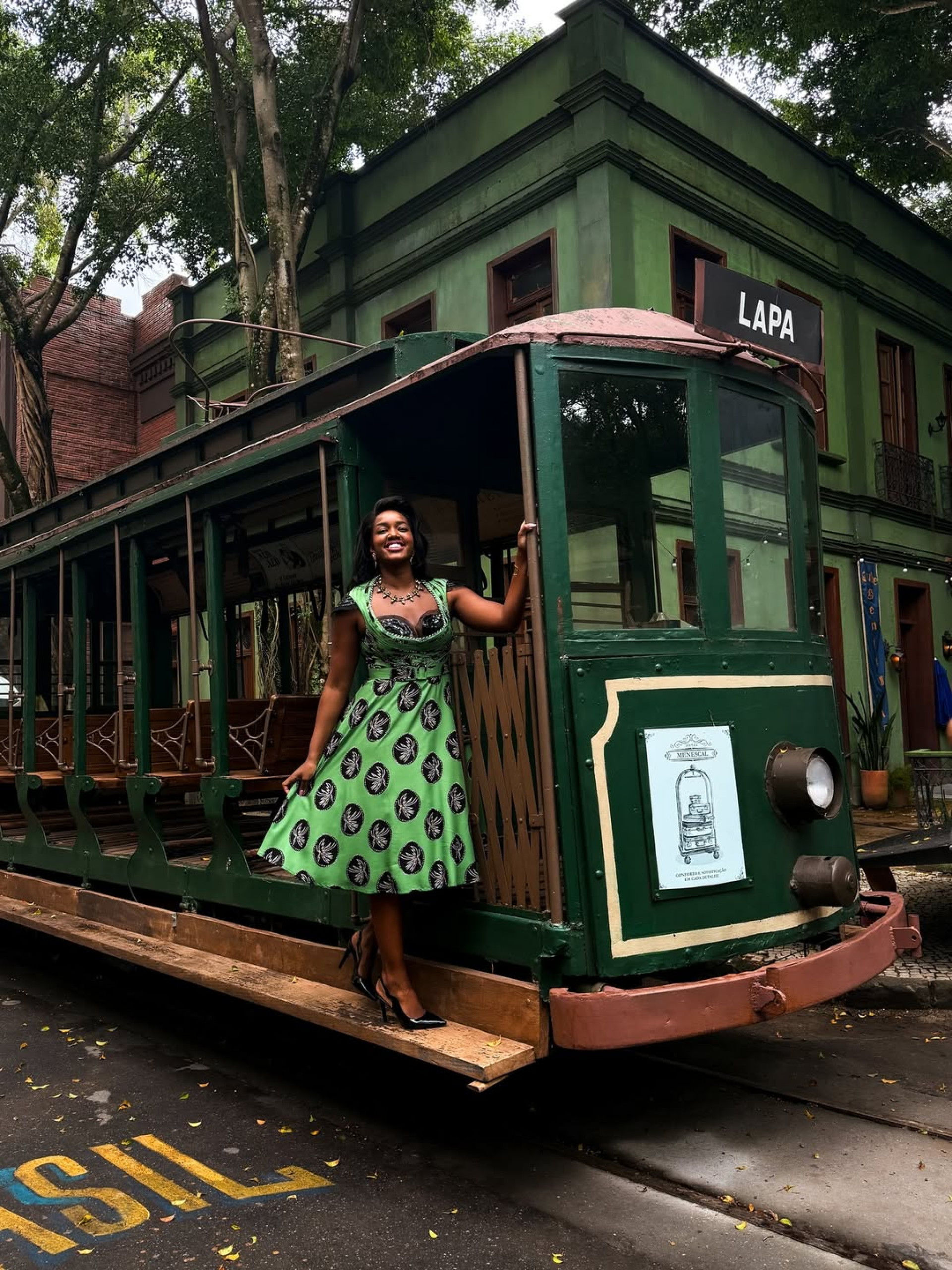 Iza na cidade cenográfica da novela das 18h da TV Globo  - Reprodução/Instagram 