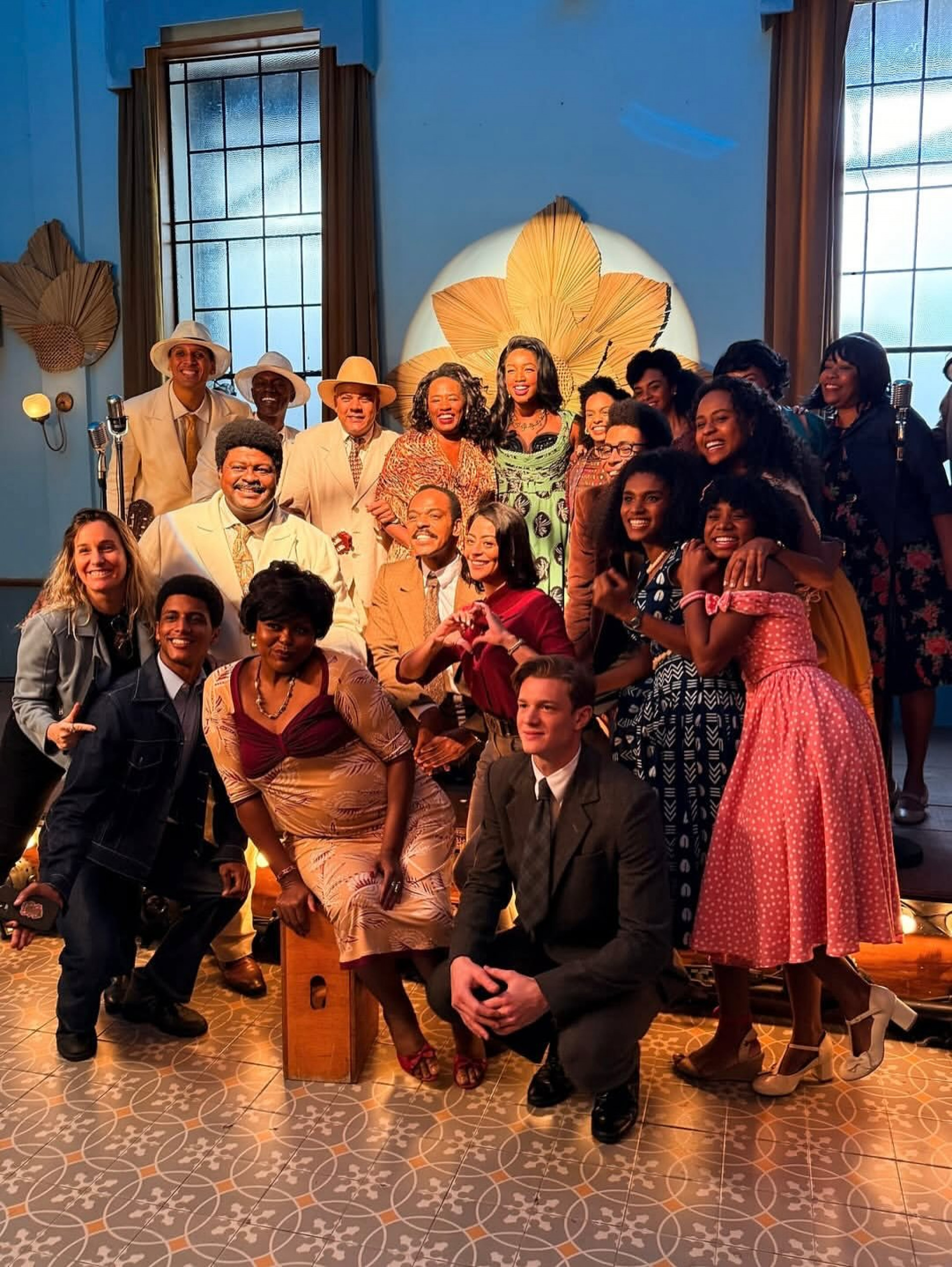 Iza com parte do elenco do folhetim  - Reprodução/Instagram 