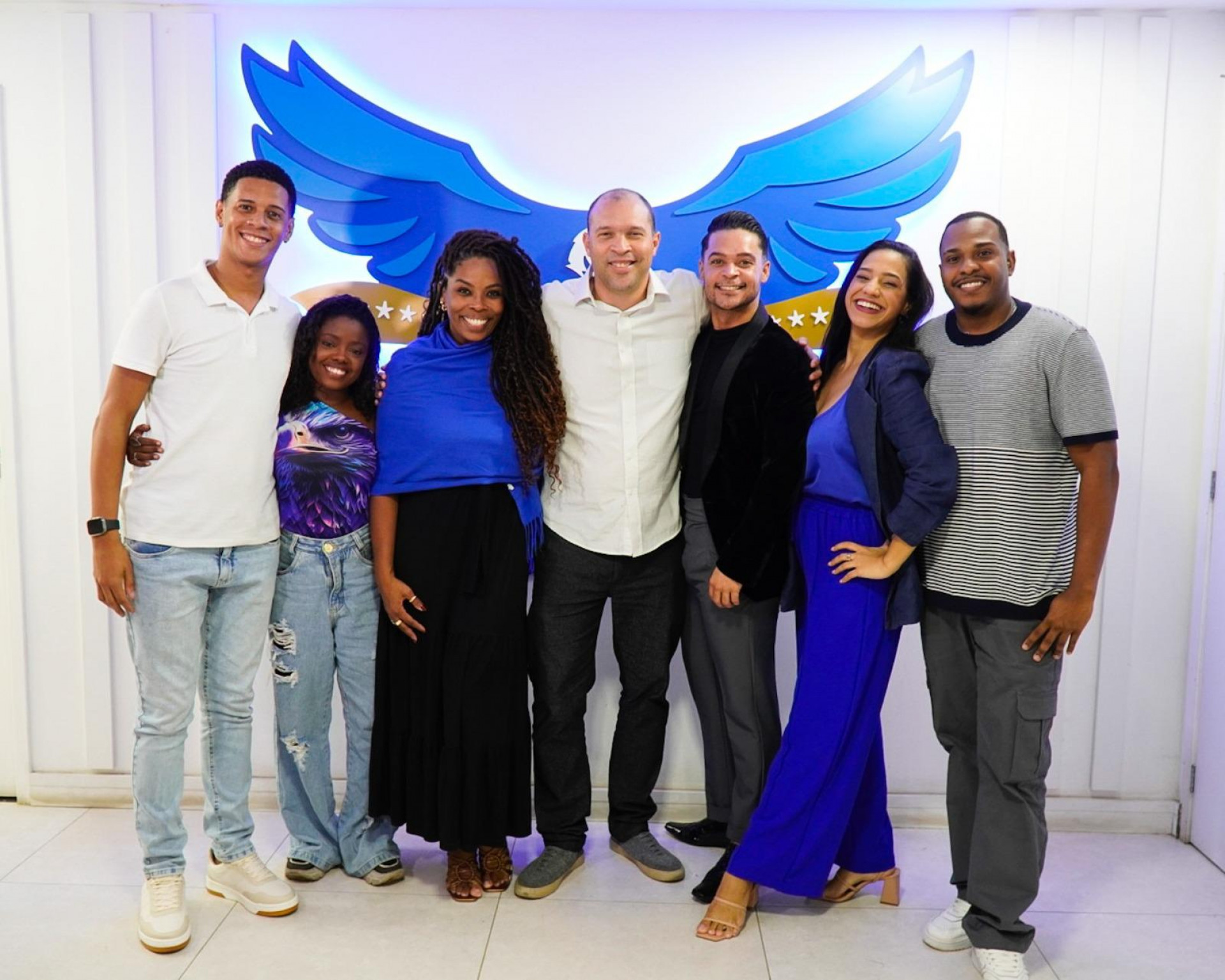 Casais da Portela posam com o presidente Junior Escafura - Gil / Divulgação Portela