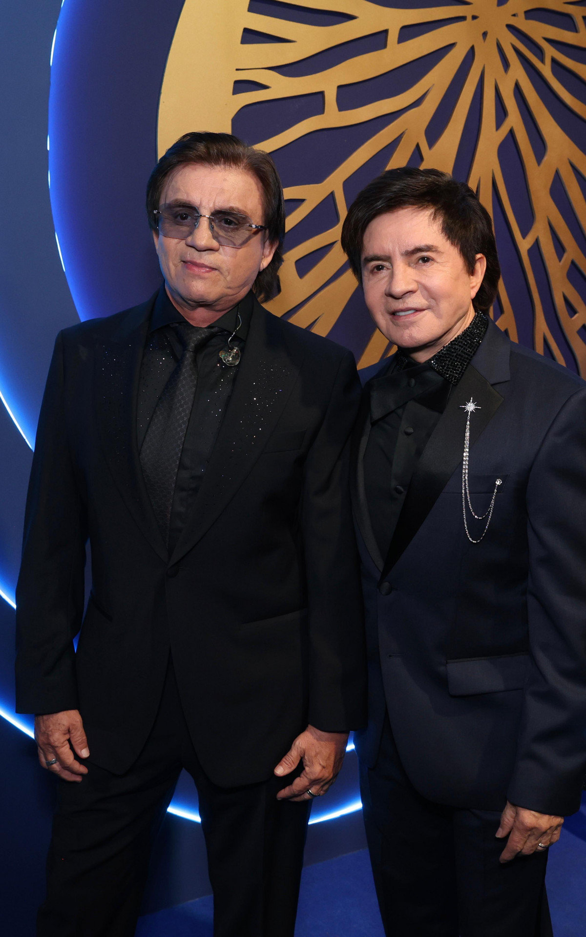 Chitãozinho & Xororó apostaram em ternos pretos com detalhes em brilho