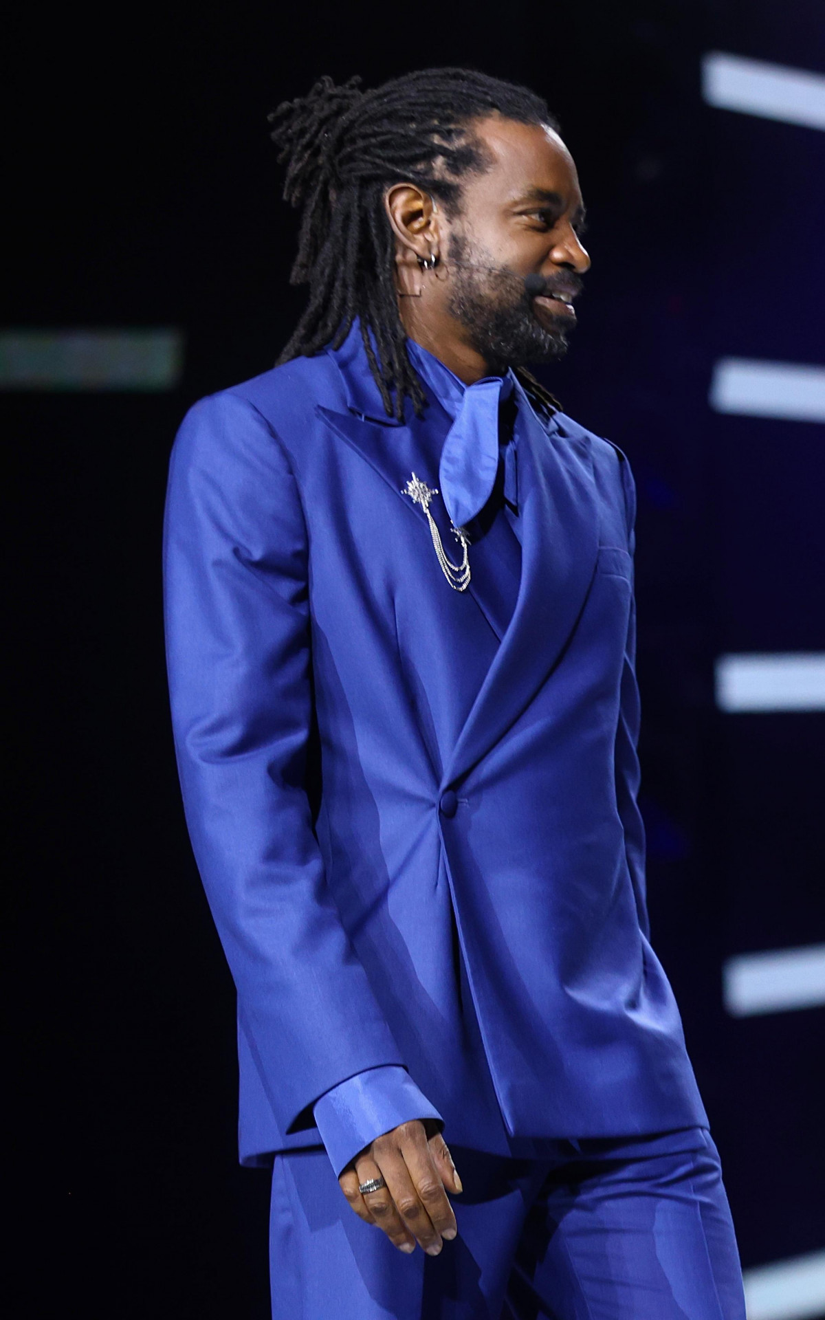 Fabrício Oliveira apostou em um terno azul para apresentar os prêmios da noite