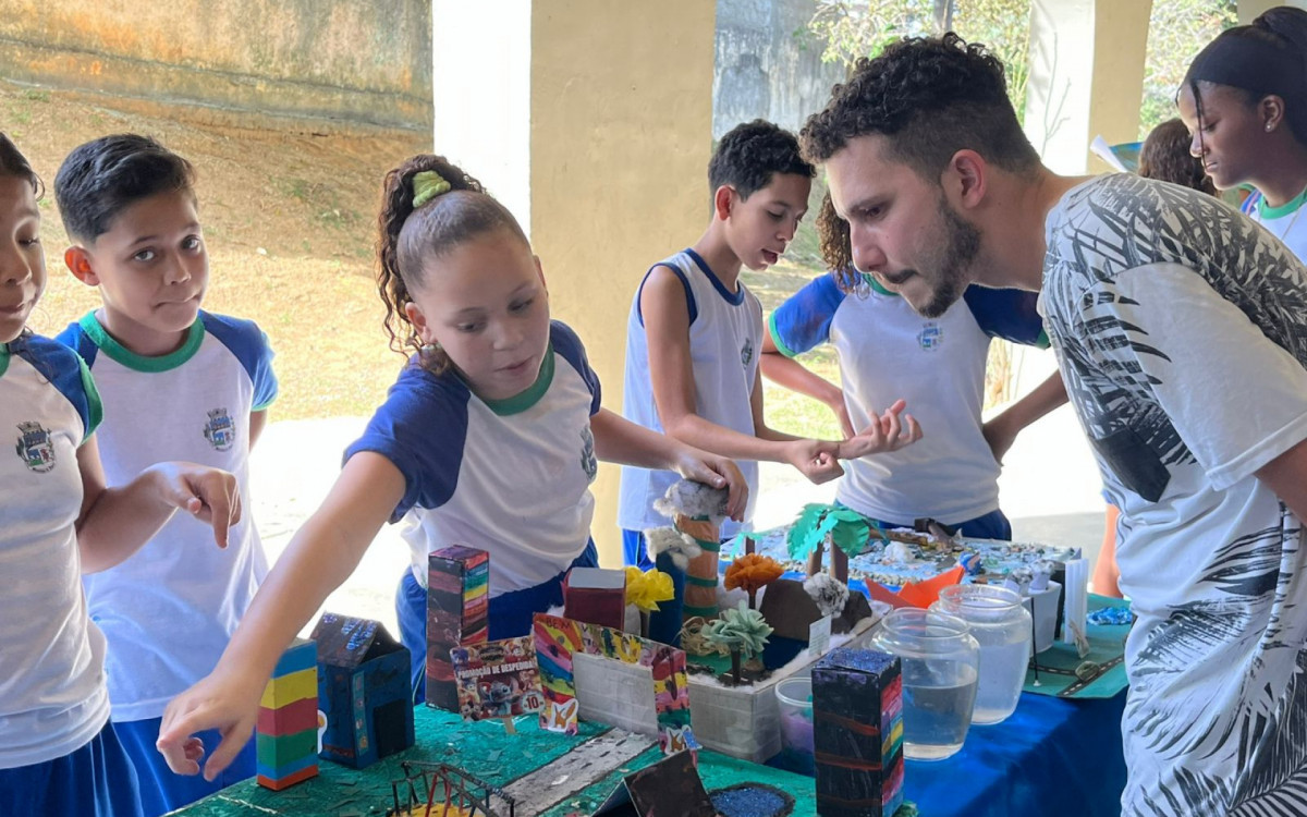 Os alunos realizaram uma feira de ciências com o objetivo de provocar reflexão sobre os cuidados com o planeta e reforçar a importância da preservação ambiental