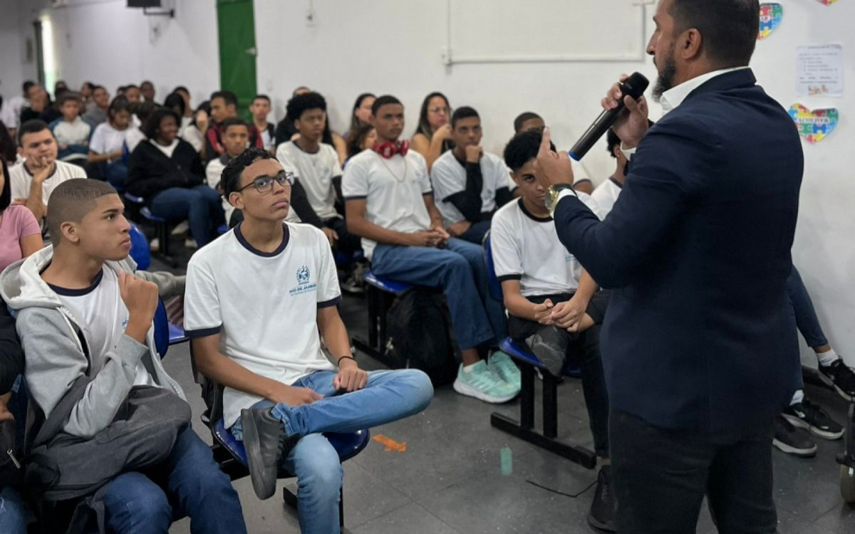 No Colégio Estadual Presidente Kennedy, o secretário Flávio Gonçalves destacou a importância de preservar o meio ambiente