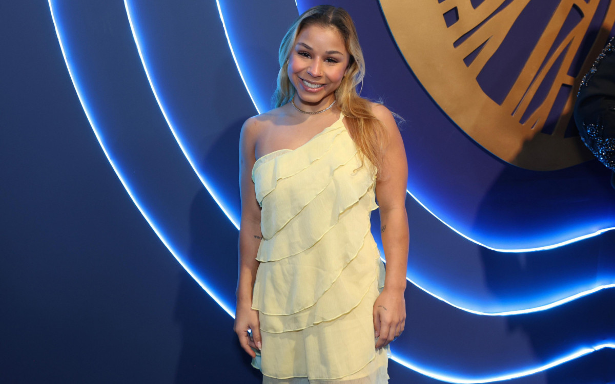 Flávia Saraiva apostou em um vestido amarelo para a premiação