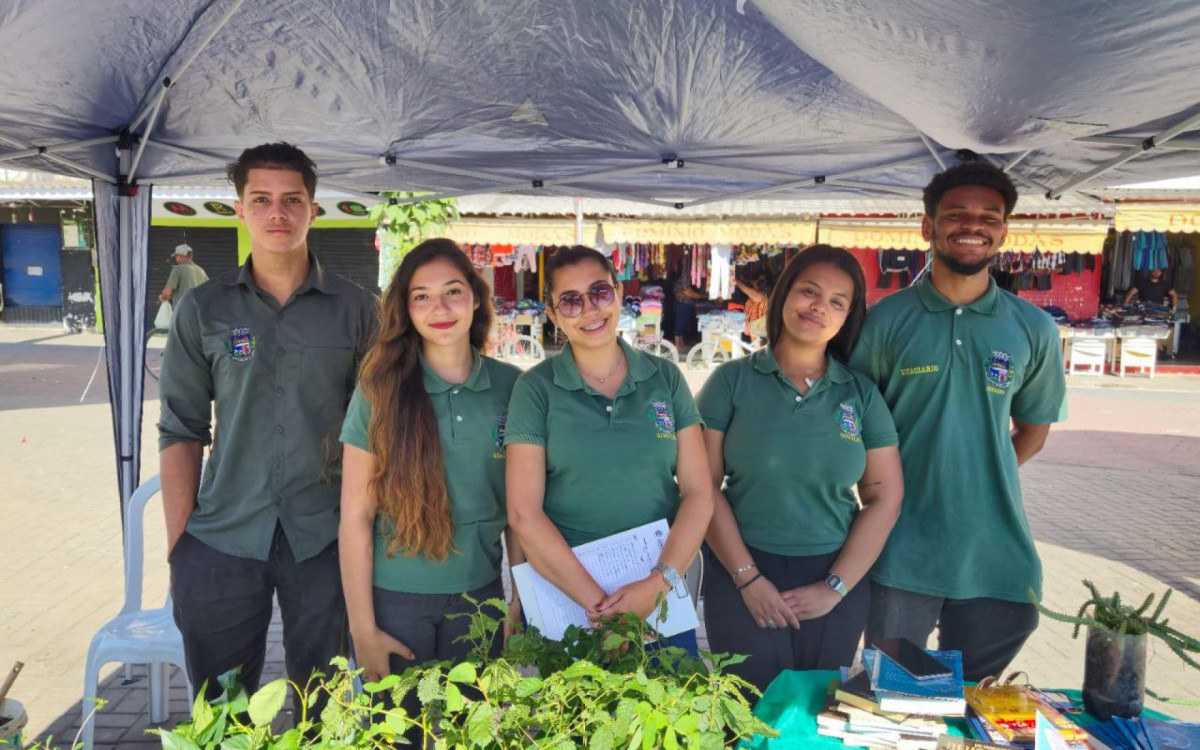 A equipe da Semades esteve disponível para orientar a população sobre o manejo adequado da arborização urbana, com informações sobre poda e corte de árvores