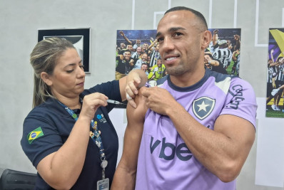 Jogadores do Botafogo se vacinam para ir ao Mundial de Clubes