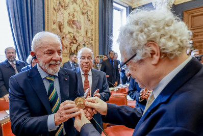 Macron: 'Ser homenageado pela Academia Francesa mostra o respeito que os imortais têm por Lula'