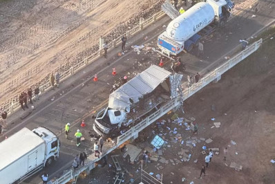Acidente entre caminhões deixa feridos e interdita Rodovia Magé-Manilha