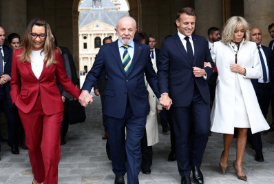 Lula e Janja entram de mãos dadas com Macron e primeira-dama francesa no Palácio do Eliseu, em Paris