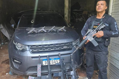 PM apreende arsenal dentro de ‘caveirão do crime’ durante operação no Dendê