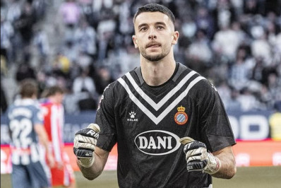 Goleiro é alvo de protestos por acertar com o Barcelona; entenda