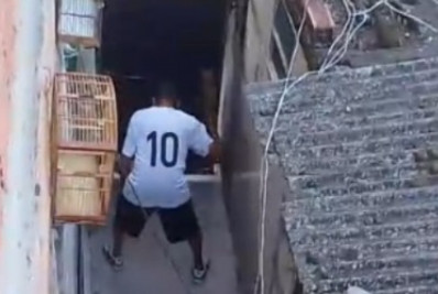 Homem é flagrado agredindo cachorro nos fundos de casa em Guaratiba