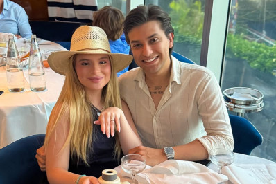 Sophia Valverde anuncia noivado com produtor: 'O amor não espera'