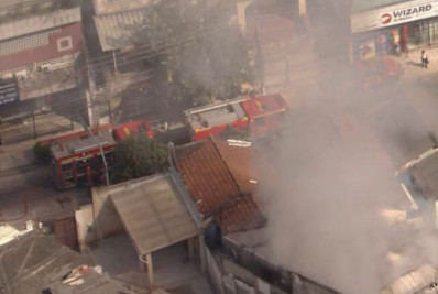Incêndio atinge fábrica de uniformes no Méier