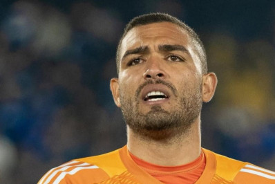 Sem acordo com Léo Jardim, Vasco tem interesse em goleiro da seleção colombiana