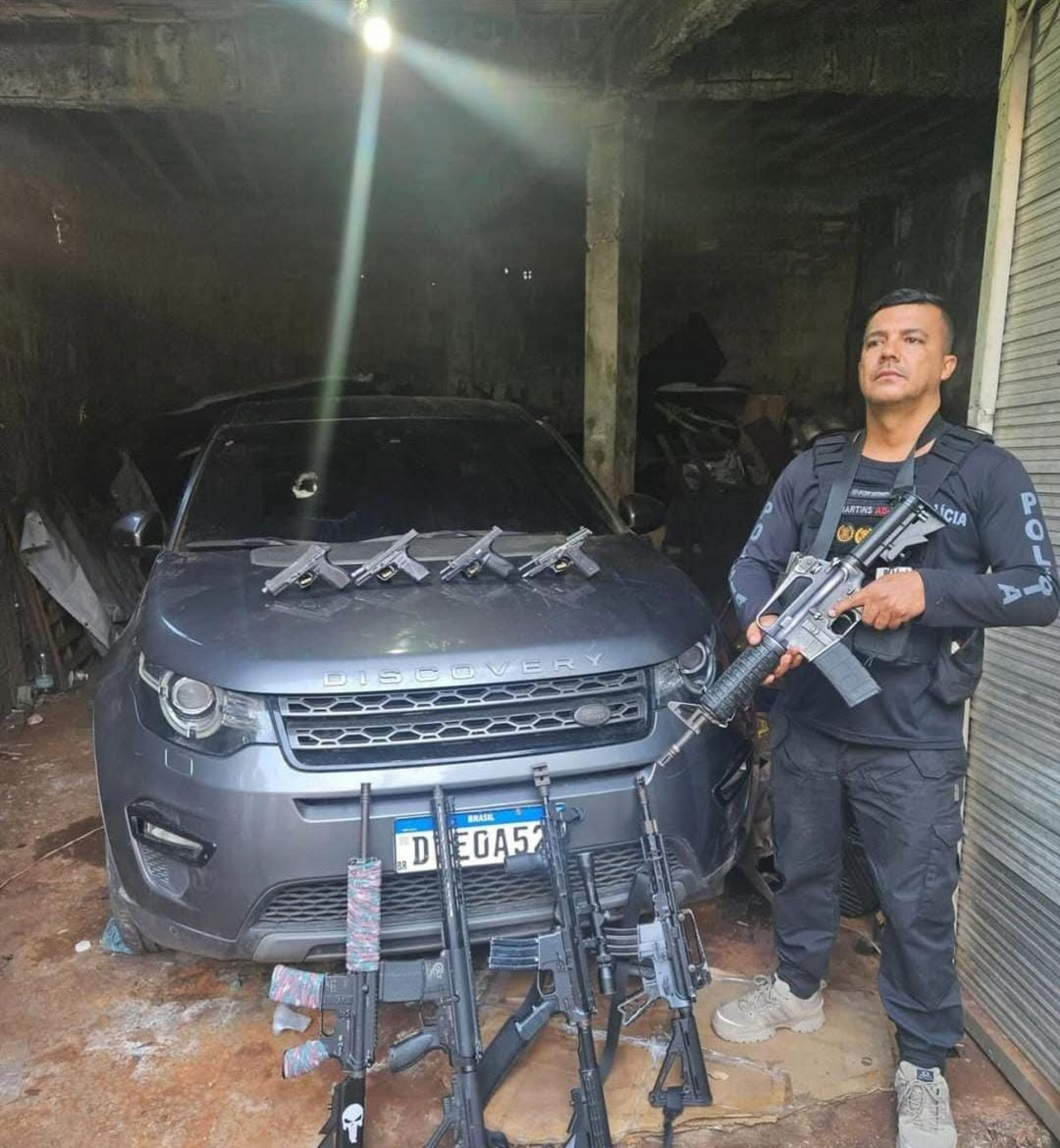 Agentes apreenderam quatro fuzis e quatro pistolas