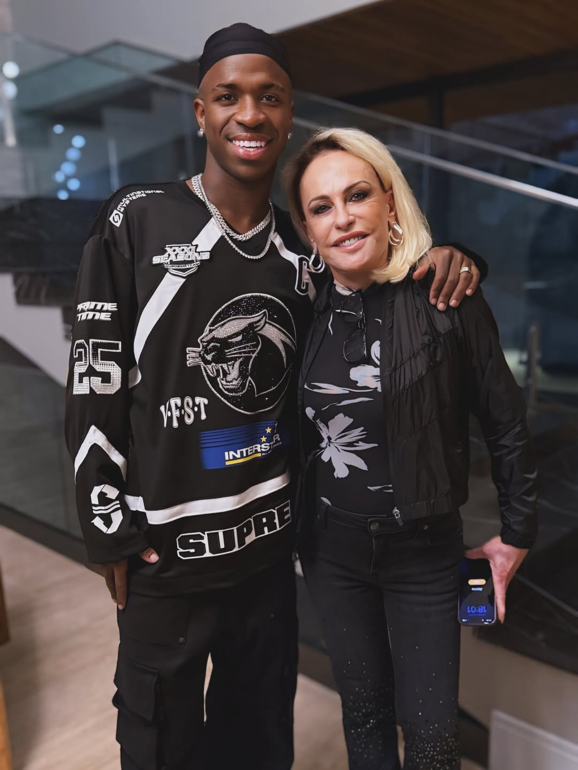 Ana Maria Braga ganha autógrafo especial de Vini Jr. - Reprodução / Instagram 