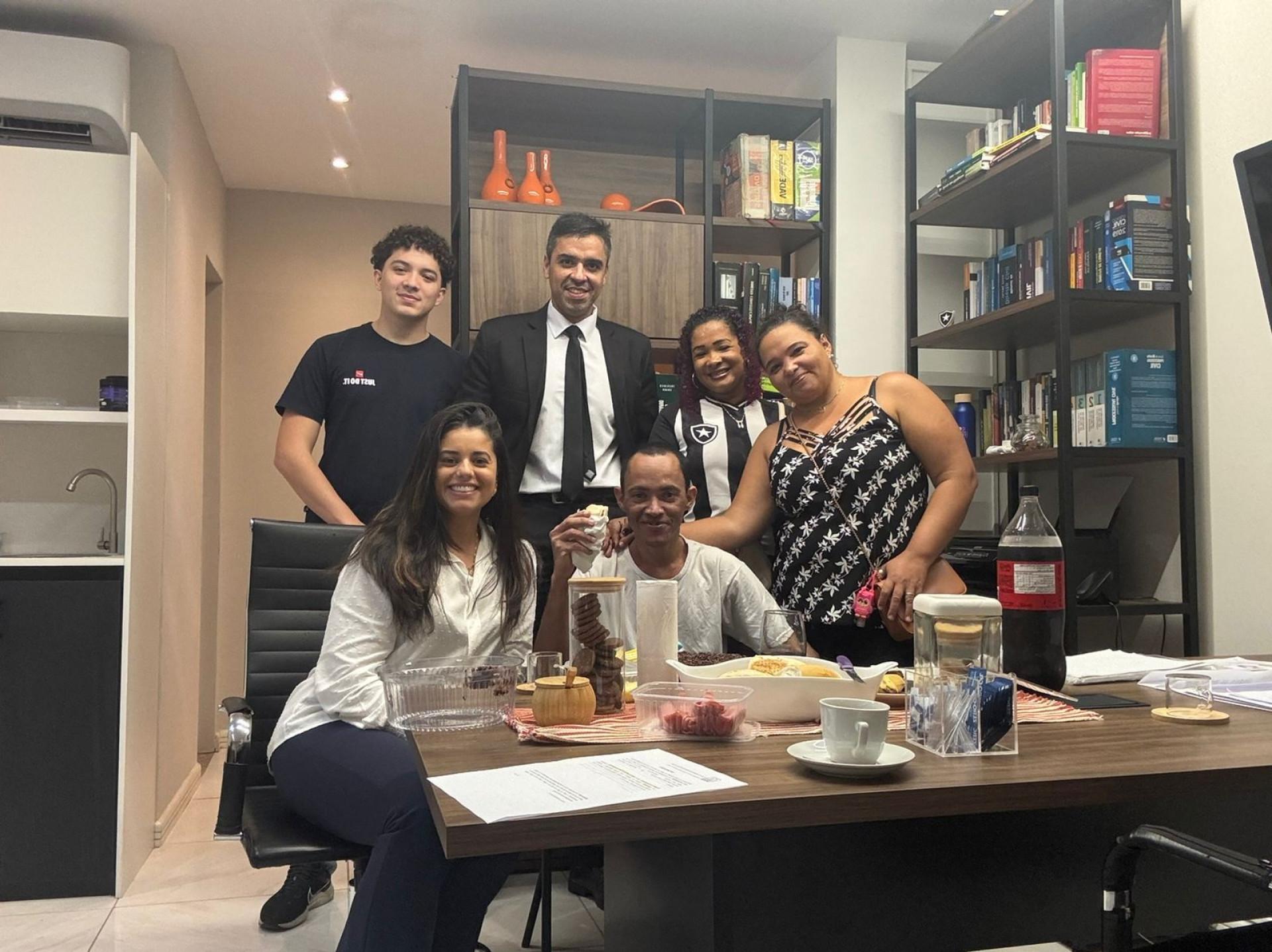 S&eacute;rgio (C) com os advogados Camila (E), Jo&atilde;o (E) e Arthur (fundo), al&eacute;m das irm&atilde;s Kelly (camisa do Botafogo) e Giselle - Acervo pessoal