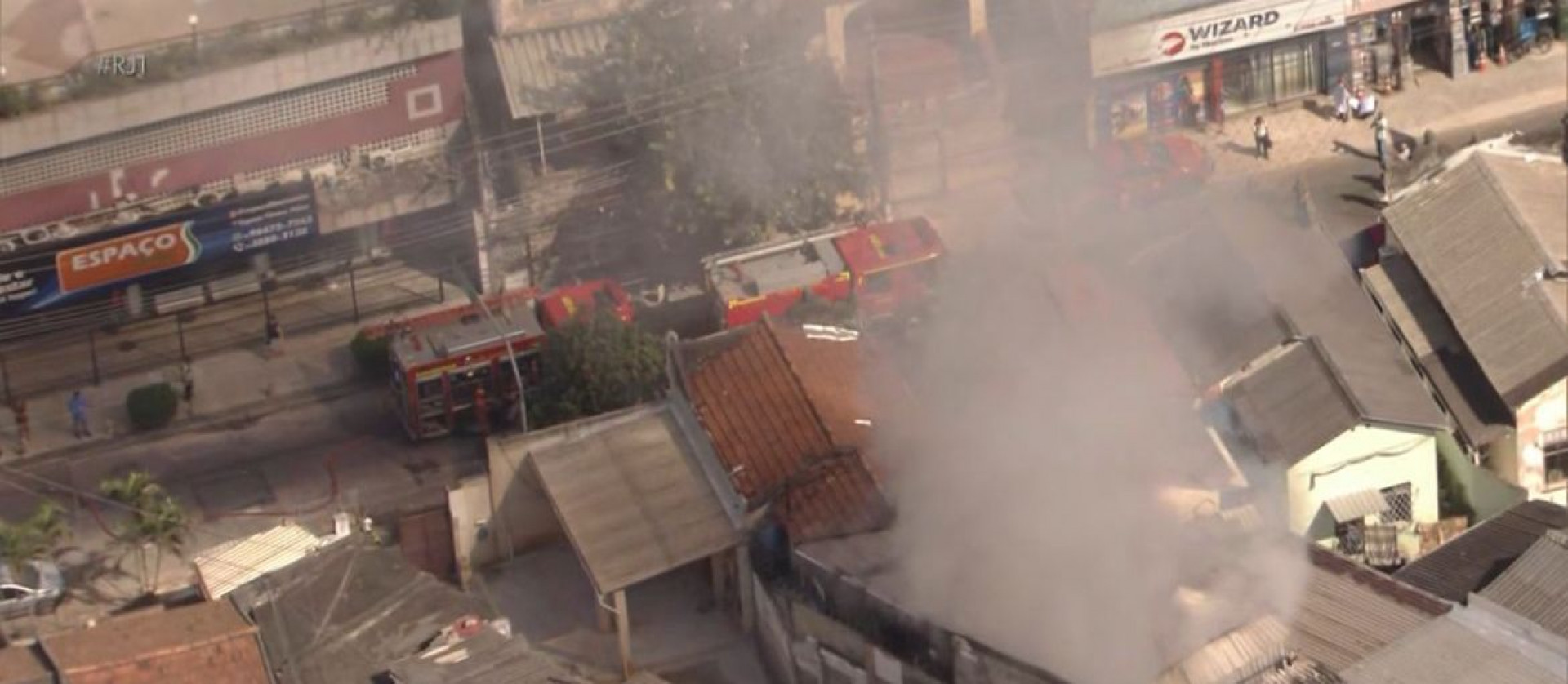 Incêndio atingiu fábrica na Rua Castro Alves, no Méier - Reprodução / TV Globo