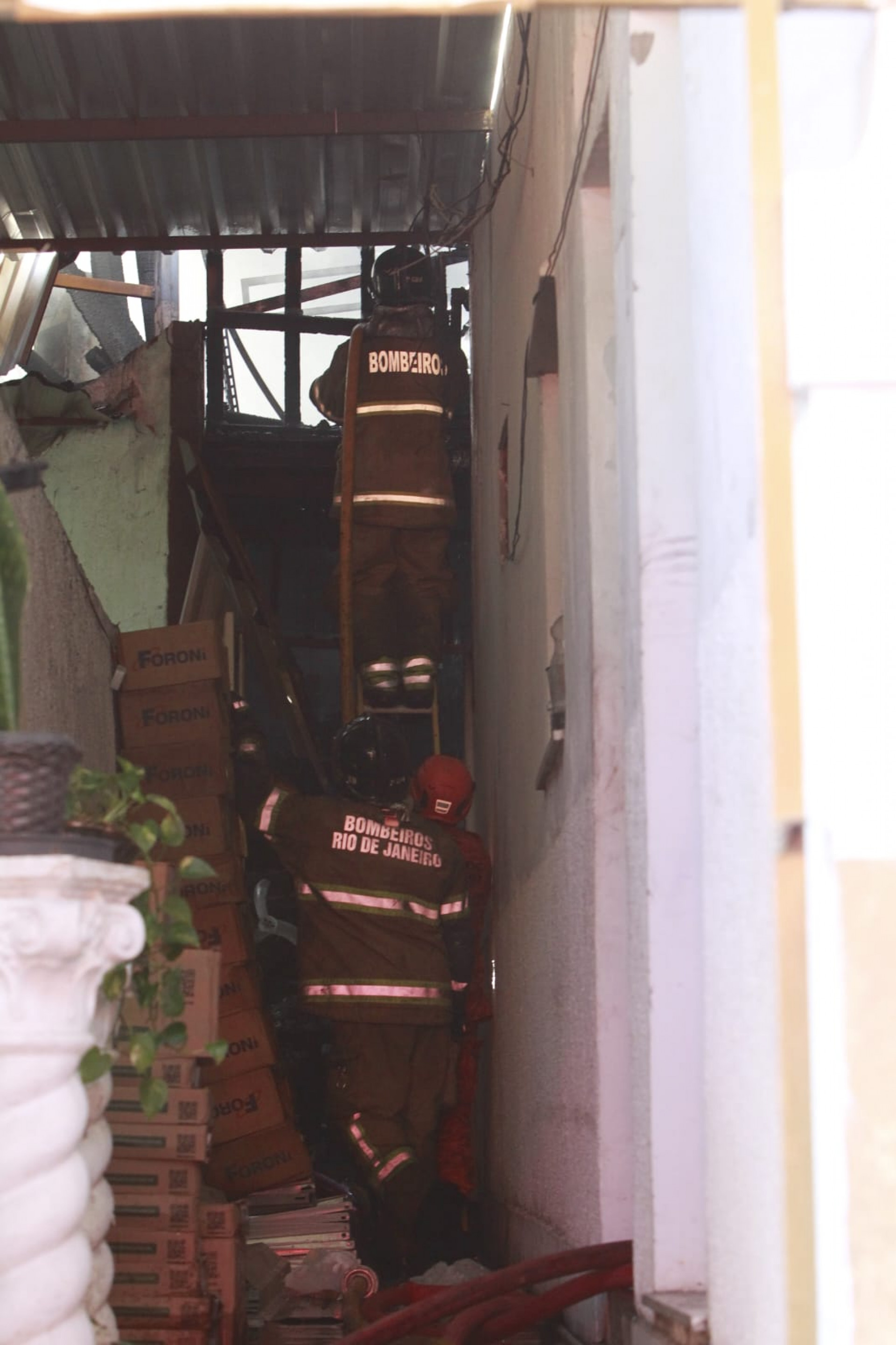 Bombeiros foram acionados por volta das 11h para o incêndio no Méier - Reginaldo Pimenta / Agência O Dia