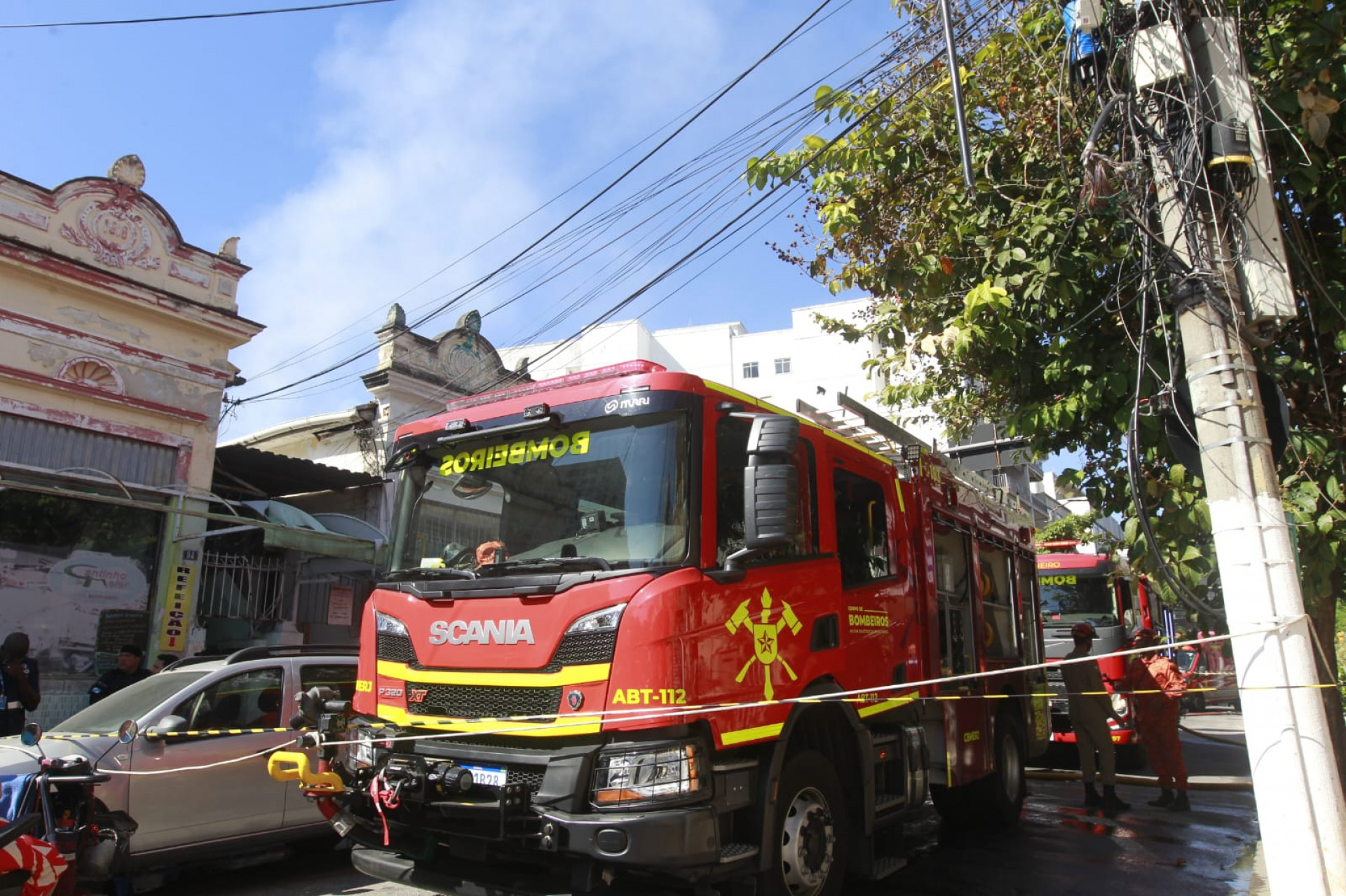 Bombeiros foram acionados por volta das 11h para o incêndio no Méier - Reginaldo Pimenta / Agência O Dia
