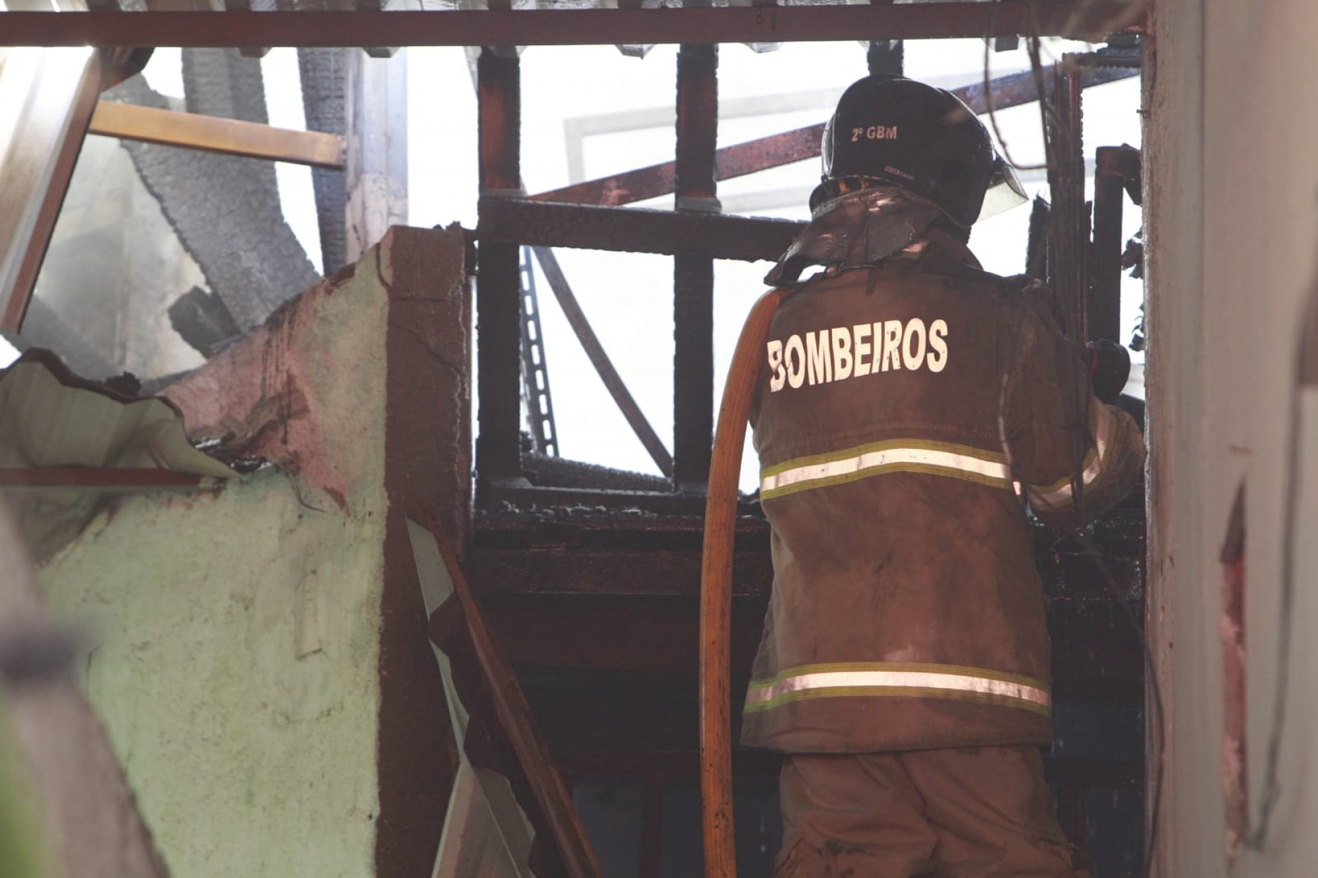 Diversas equipes dos Bombeiros atuaram para controlar o incêndio - Reginaldo Pimenta / Agência O Dia