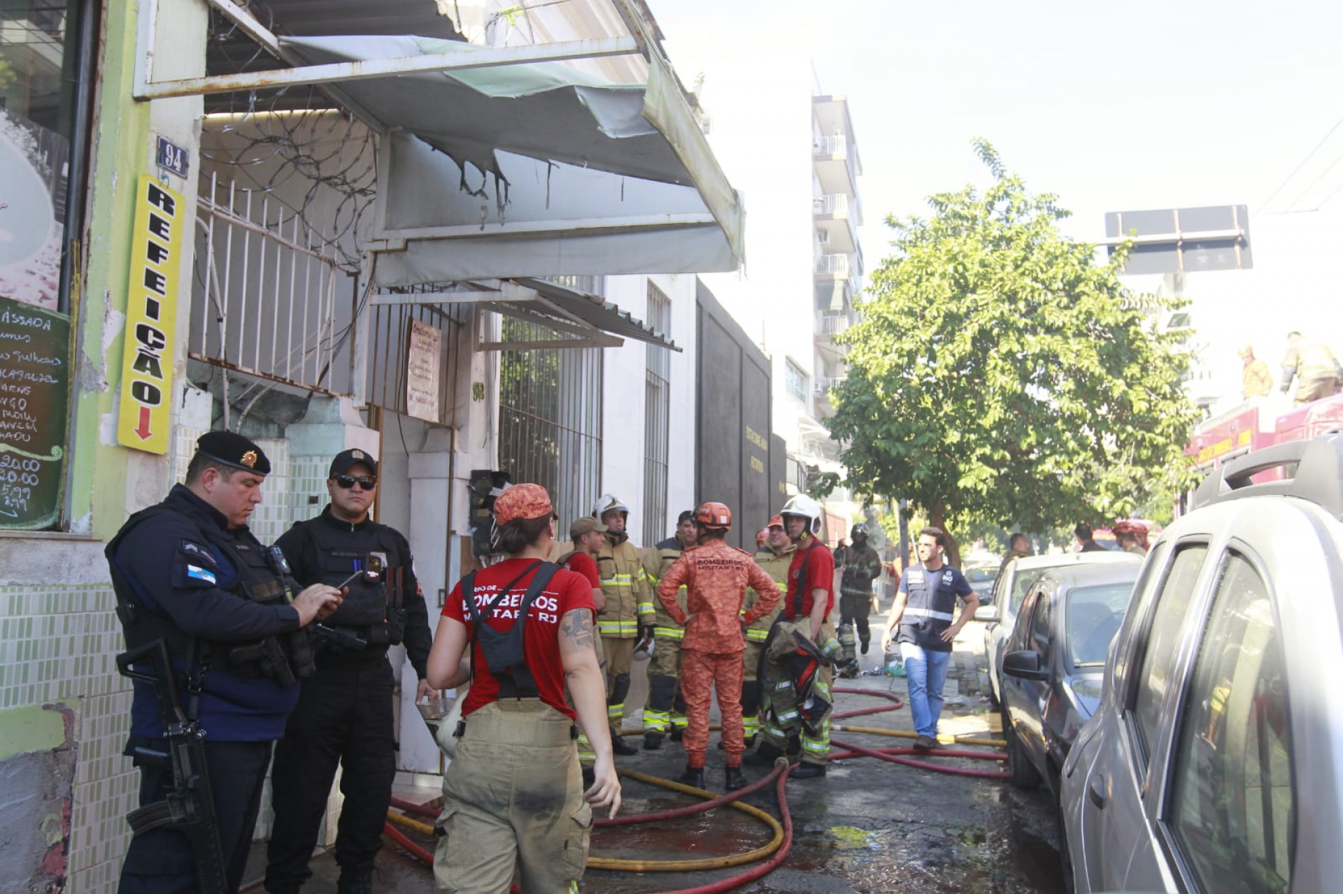 Fogo teria começado após a invasão de um homem em situação de rua - Reginaldo Pimenta / Agência O Dia