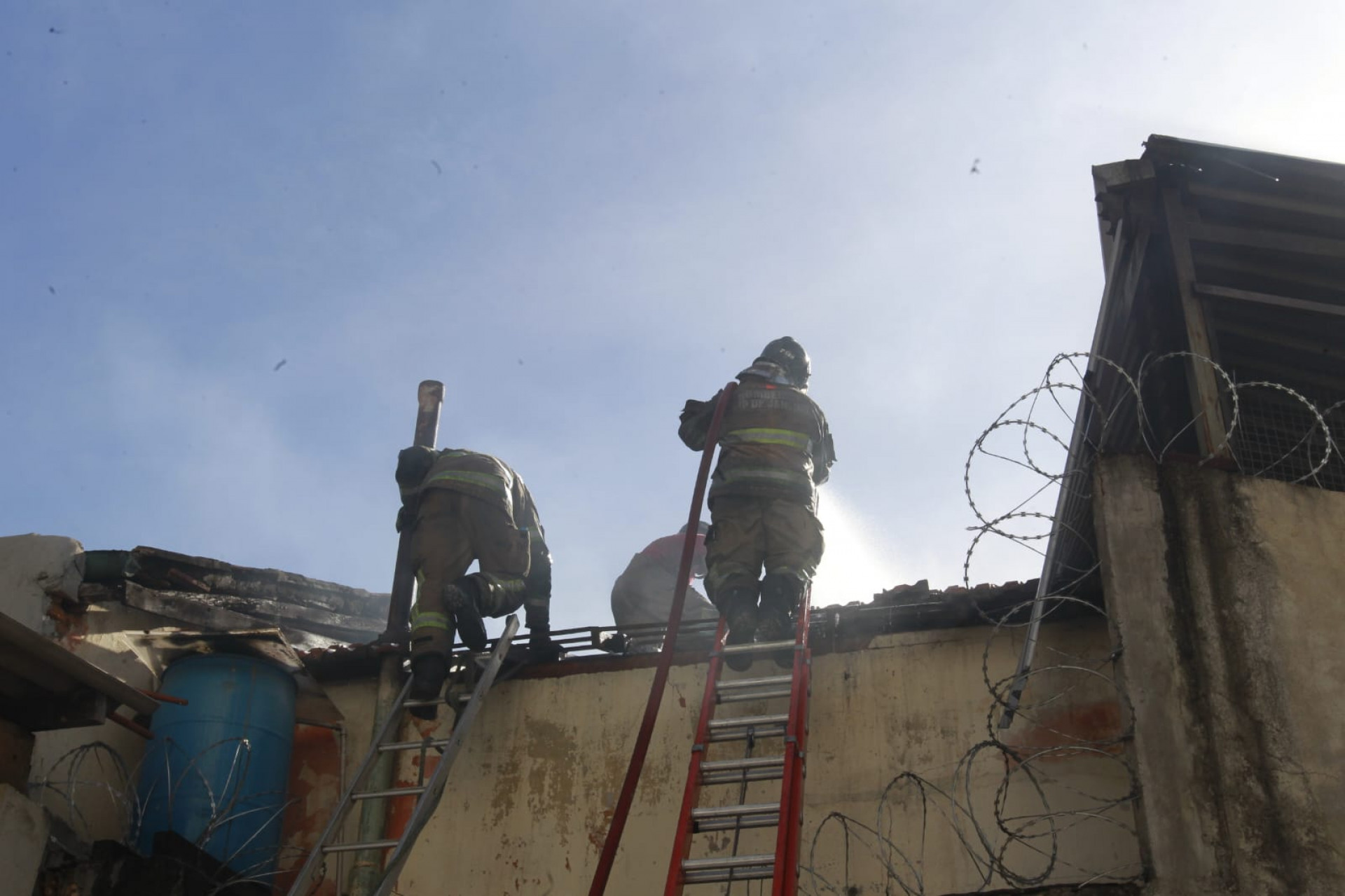 Bombeiros utilizaram mangueiras para controlar o incêndio no Méier - Reginaldo Pimenta / Agência O Dia