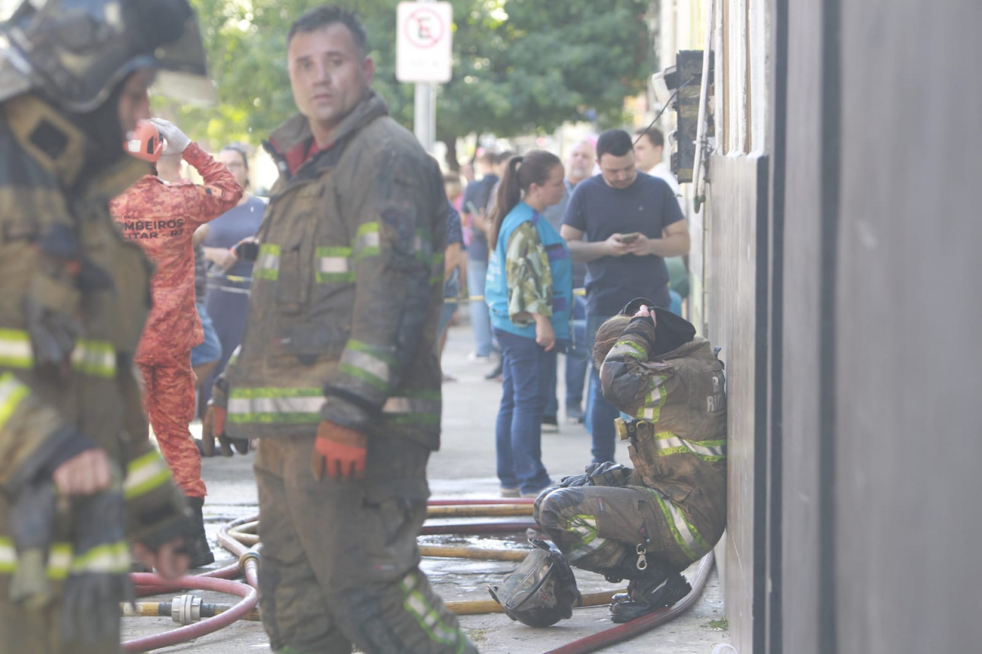 Bombeiros controlaram o incêndio na fábrica de uniformes - Reginaldo Pimenta / Agência O Dia