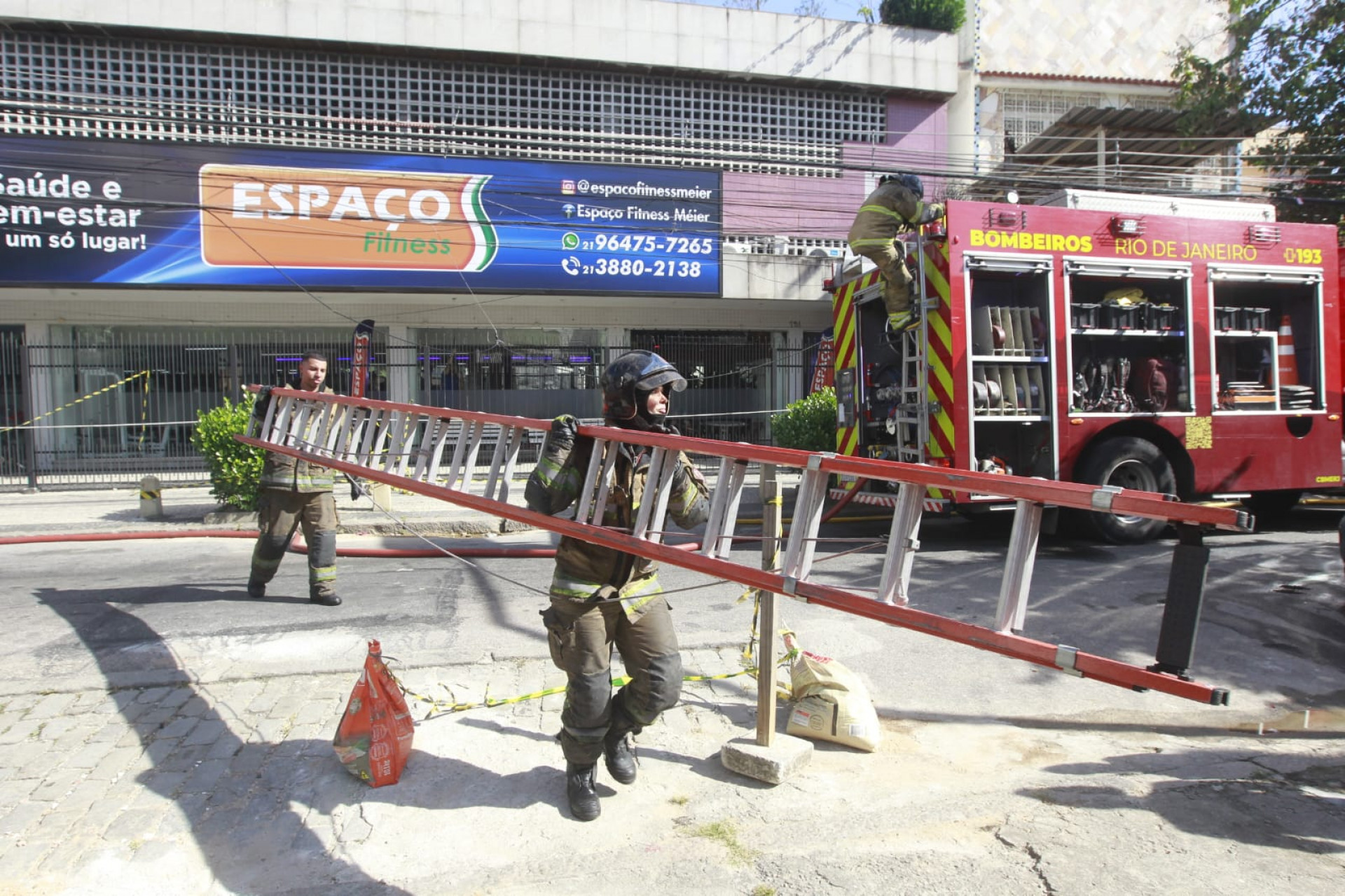 Bombeiros controlaram o incêndio na fábrica de uniformes - Reginaldo Pimenta / Agência O Dia