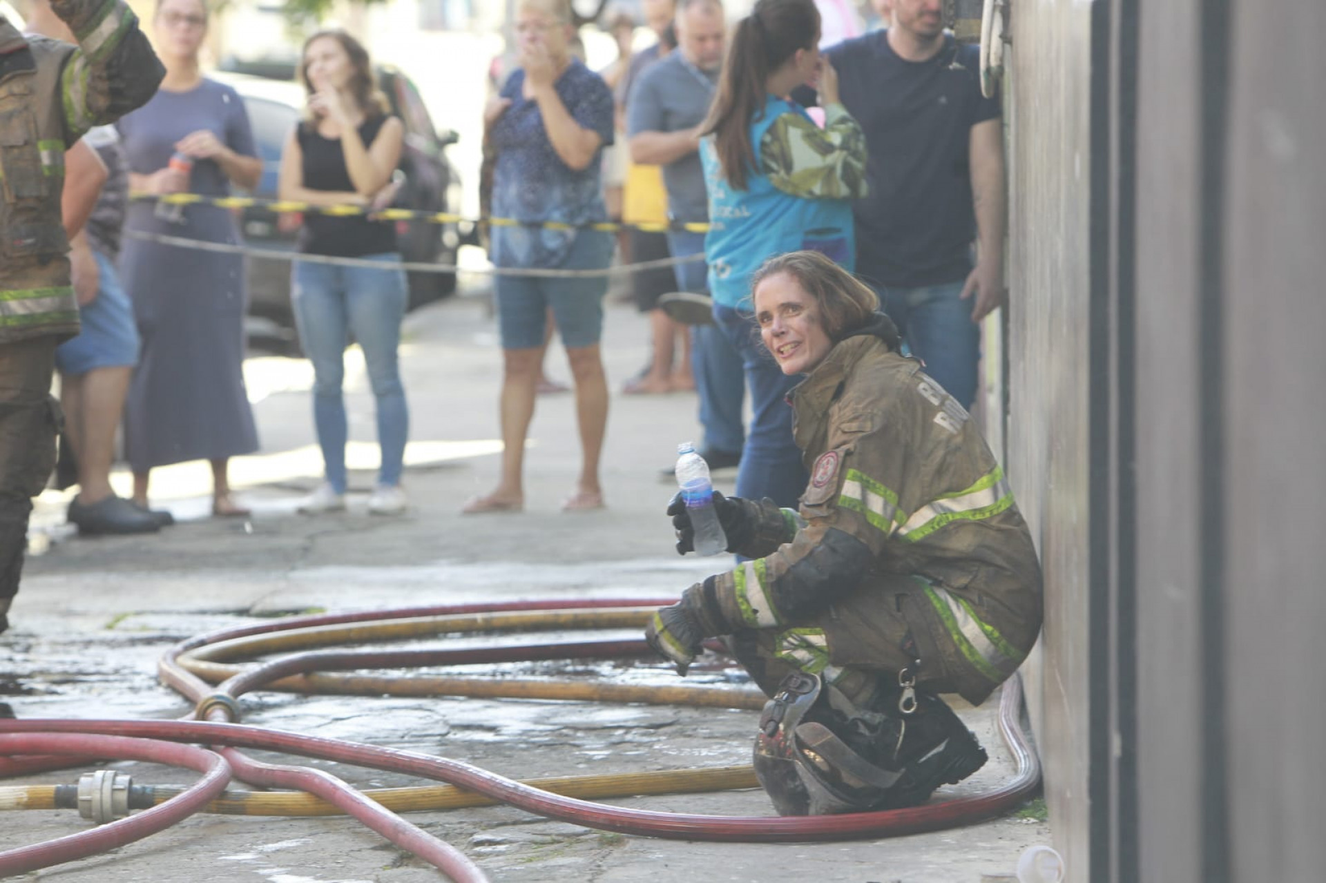 Bombeiros controlaram o incêndio na fábrica de uniformes - Reginaldo Pimenta / Agência O Dia