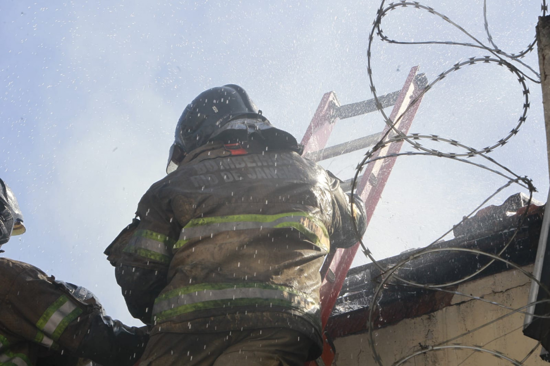 Bombeiros utilizaram mangueiras para controlar o incêndio no Méier - Reginaldo Pimenta / Agência O Dia