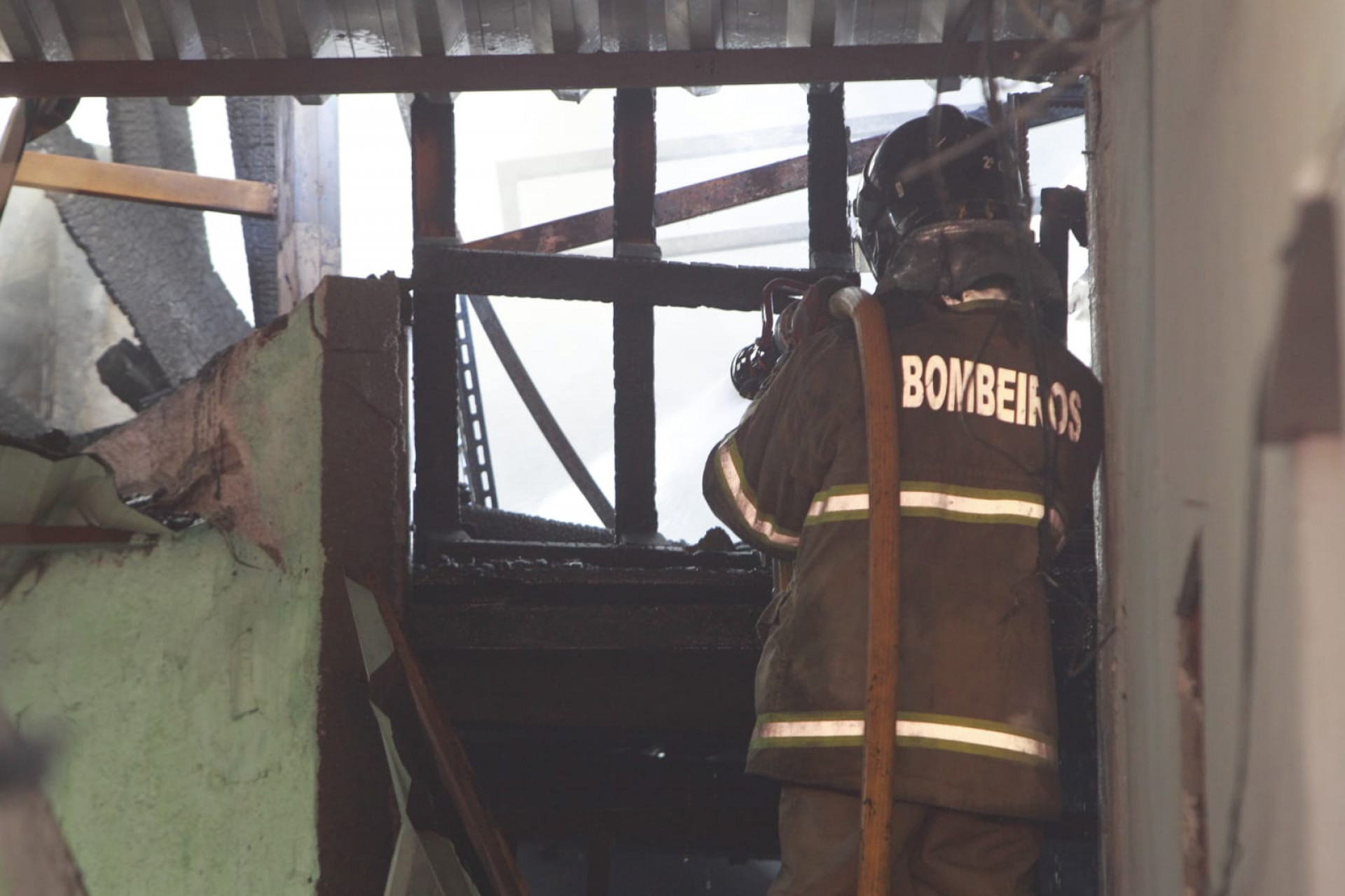 Bombeiros utilizaram mangueiras para controlar o incêndio no Méier - Reginaldo Pimenta / Agência O Dia