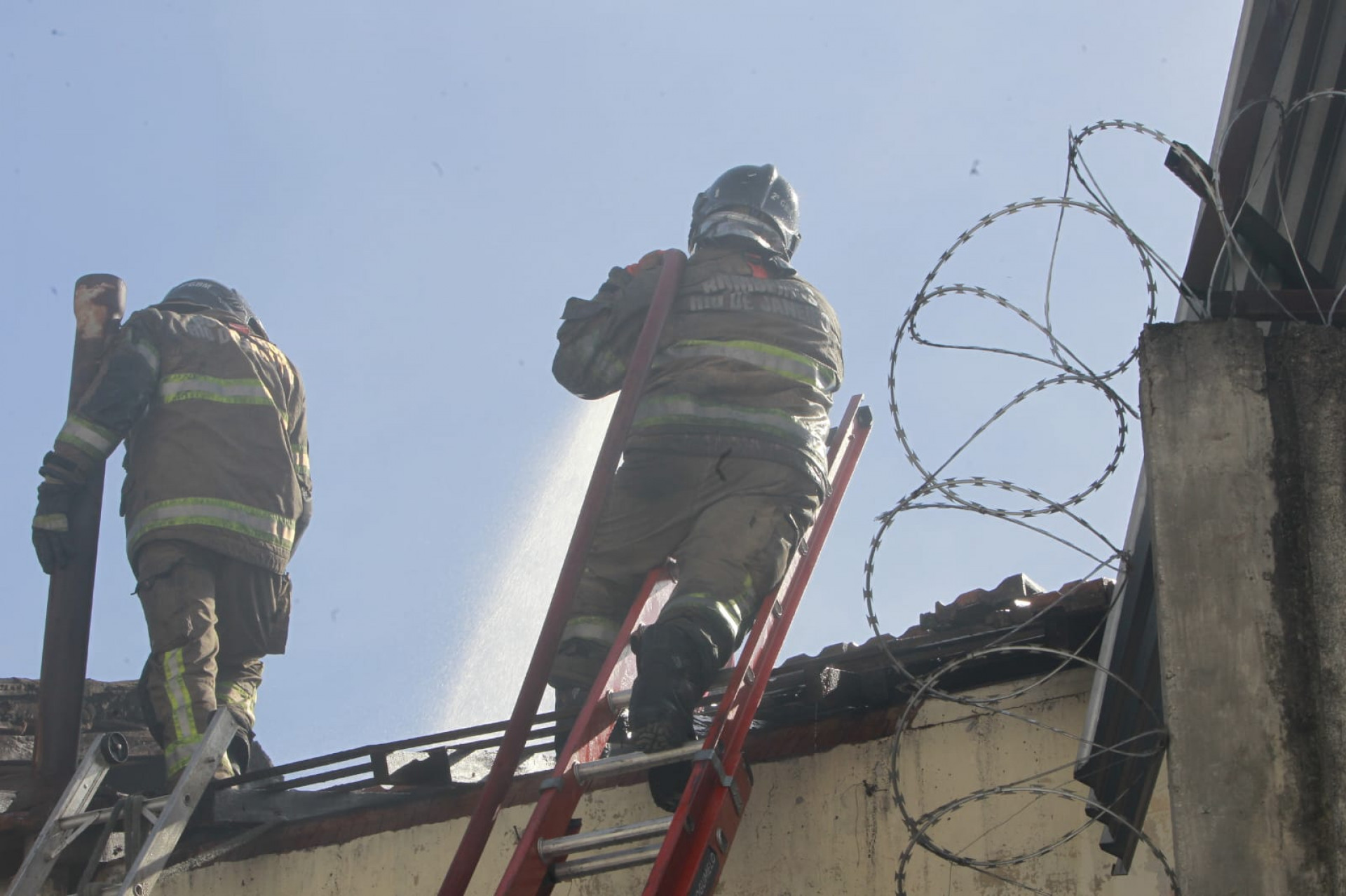 Bombeiros utilizaram mangueiras para controlar o incêndio no Méier - Reginaldo Pimenta / Agência O Dia