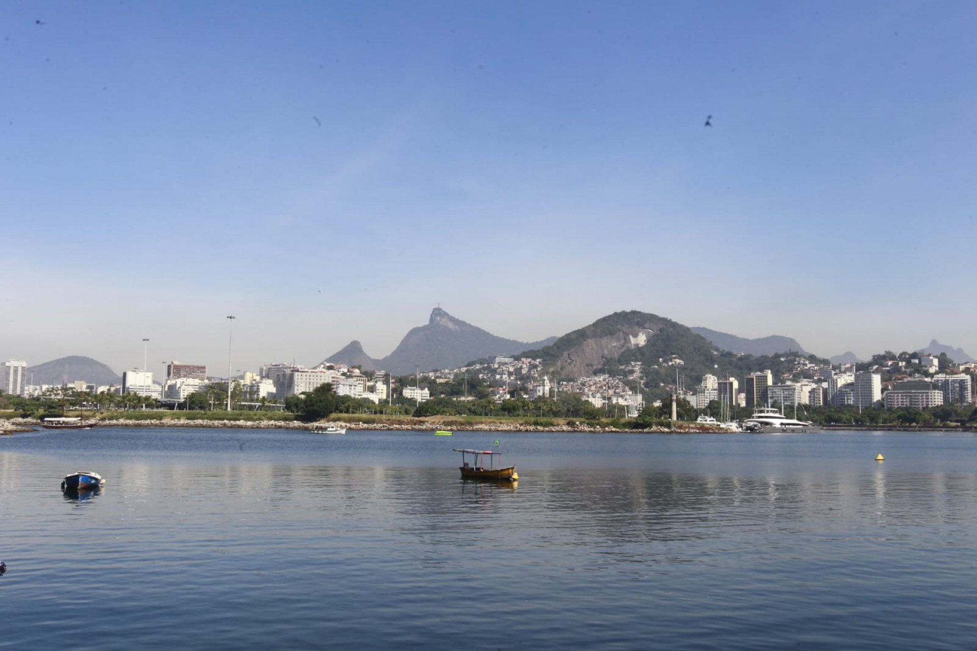 Baía de Guanabara, no trecho próximo ao aeroporto Santos Dumont, nesta quinta-feira (5) - Reginaldo Pimenta / Agência O Dia