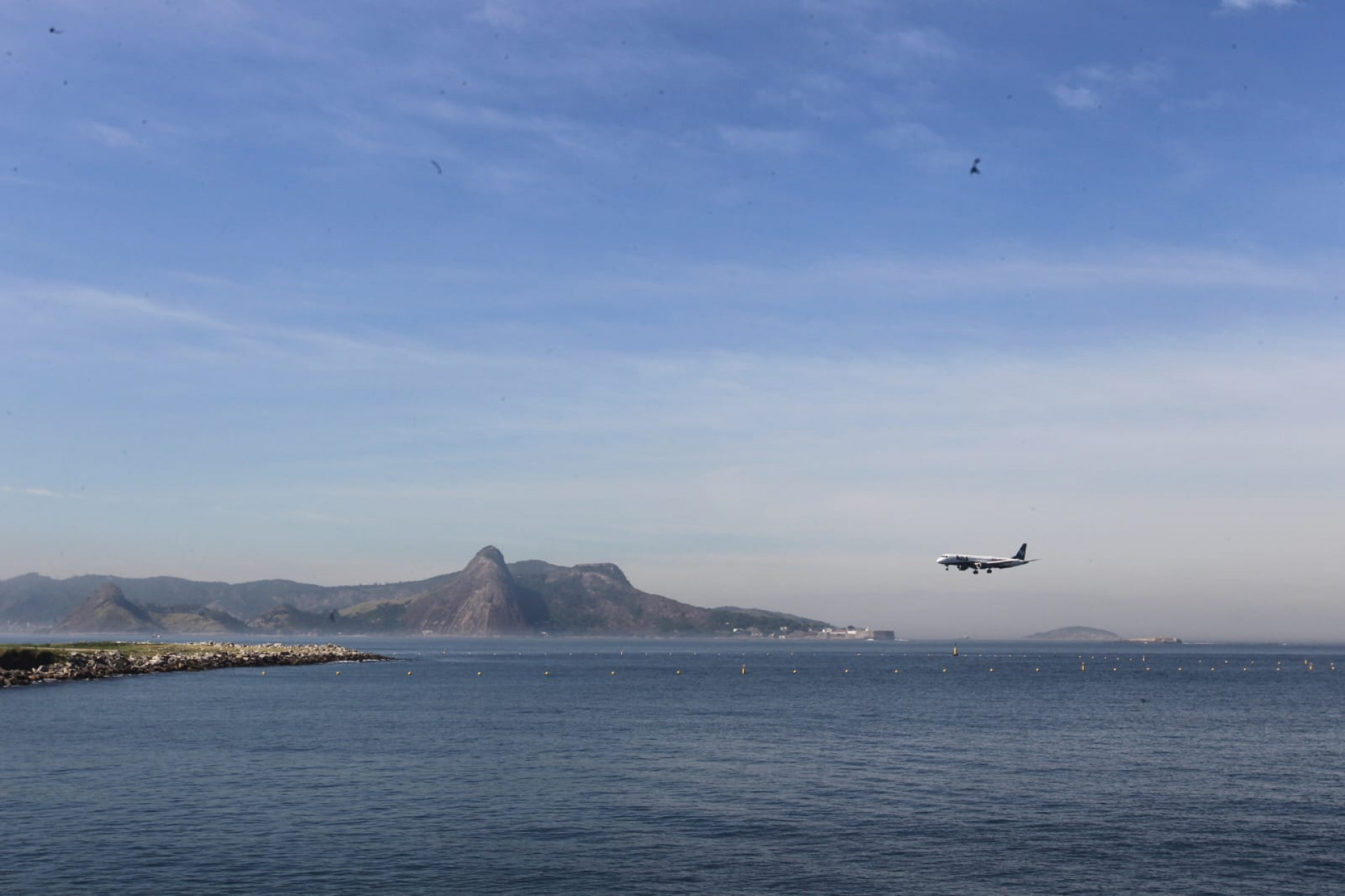 Baía de Guanabara, no trecho próximo ao aeroporto Santos Dumont, nesta quinta-feira (5) - Reginaldo Pimenta / Agência O Dia