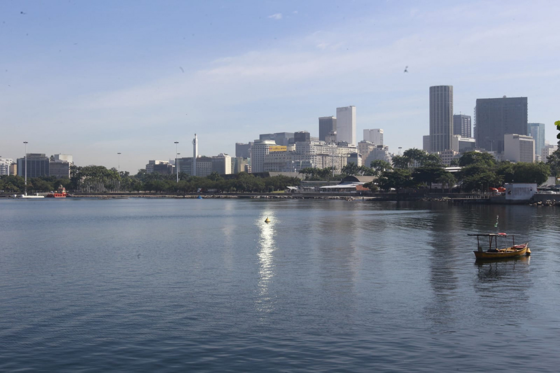 Baía de Guanabara, no trecho próximo ao aeroporto Santos Dumont, nesta quinta-feira (5) - Reginaldo Pimenta / Agência O Dia