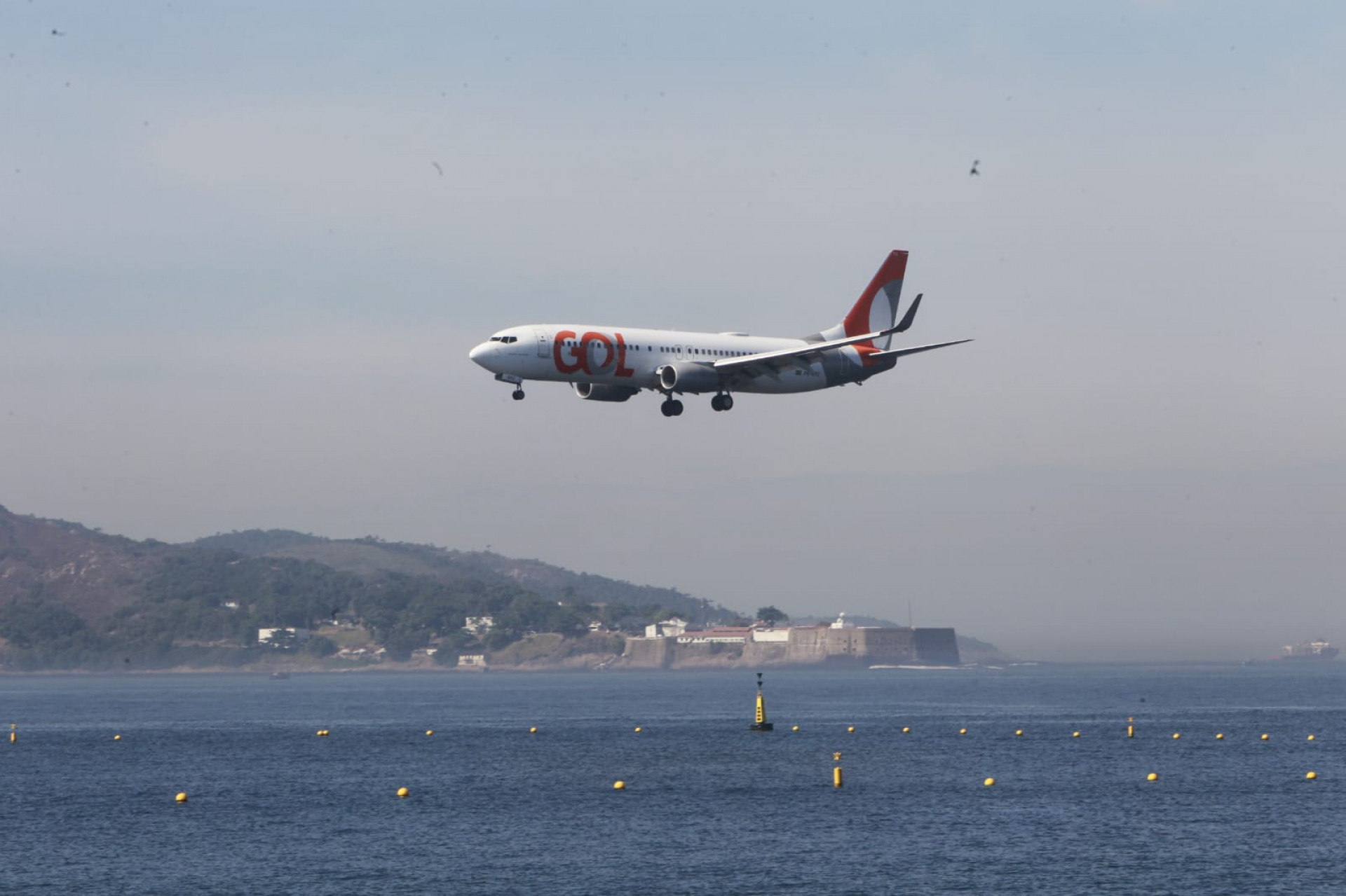 Baía de Guanabara, no trecho próximo ao aeroporto Santos Dumont, nesta quinta-feira (5) - Reginaldo Pimenta / Agência O Dia